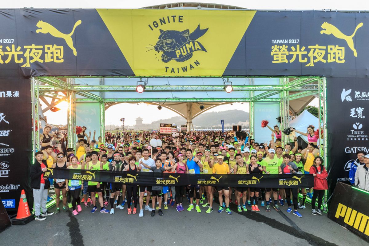 Start untuk para pelari jarak 21 kilometer di acara Taipei Puma Night Run 2017, Sabtu malam (1/4/2017)