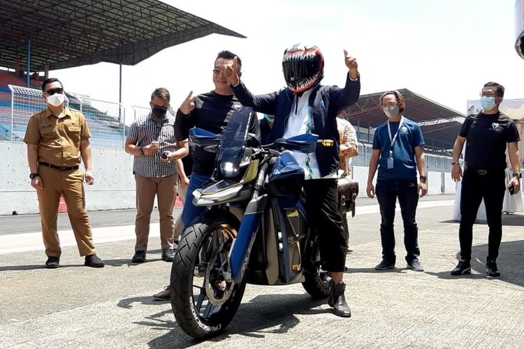 Wakil Gubernur Jawa Barat Uu Ruzhanul Ulum hadir dalam peluncuran motor listrik adventure, Anubis Cruisercross, buatan Baran Energy