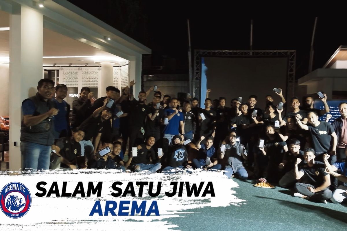 Personel Arema FC mendapatkan kado ponsel mewah senilai 25 juta rupiah per unit dari sang Presiden, Gilang Widya Pramana alias Crazy Rich Malang.