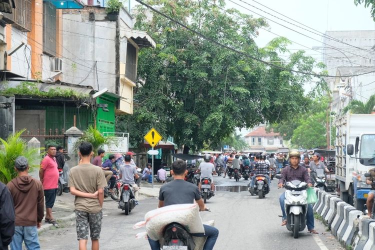 Suasana ricuh unjuk rasa Kota Tanjungbalai, Senin (30/9/2019). Sebanyak 17 pelajar SMA diamankan polisi karena melempari petugas. Dua di antaranya positif menggunakan narkoba.