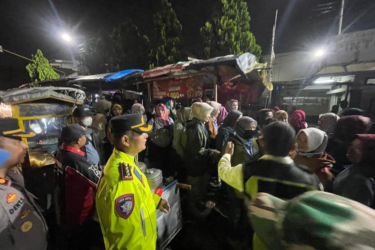 Kapolresta Bandung Kombes Pol Aldi Subartono saat memimpin langsung patroli di kawasan Industri, Rancaekek, Kabupaten Bandung, Jawa Barat, pada Sabtu (10/5/2025) malam