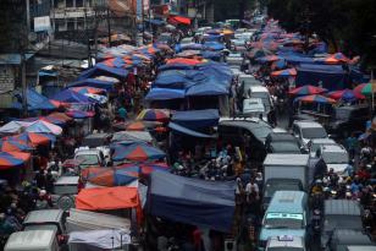 Meskipun telah dilakukan upaya penertiban terhadap pedagang kaki lima beberapa waktu lalu, kondisi kawasan Pasar Tanah Abang, Jakarta Pusat, kembali semrawut. Para pedagang kembali berjualan di jalan, Kamis (4/7/2013).