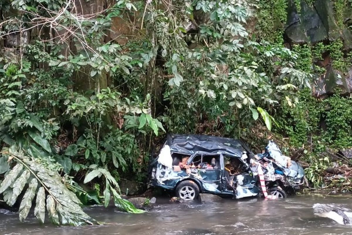 Mobil jenis Mazda Vantren dengan plat nomor BG 1414 LW masuk ke jurang setinggi 30 meter saat melintas di Dusun Jambat Genting, Desa Sindang Panjang, Kecamatan Tanjung Sakti Pumi, Kabupaten Lahat, Sumatera Selatan pada Senin sore (4/4/2022) kemarin.