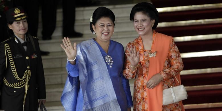 Ibu Ani Susilo Bambang Yudhoyono dan istri presiden terpilih Iriana Joko Widodo (kiri ke kanan) berfoto bersama sebelum memasuki Ruang Rapat Paripurna I, Gedung Nusantara, Senayan, Jakarta, Senin (20/10/2014). Hari ini, Joko Widodo dan Jusuf Kalla (Jokowi-JK), dilantik menjadi presiden dan wakil presiden RI untuk periode jabatan 2014-2019. KOMPAS IMAGES/RODERICK ADRIAN MOZES