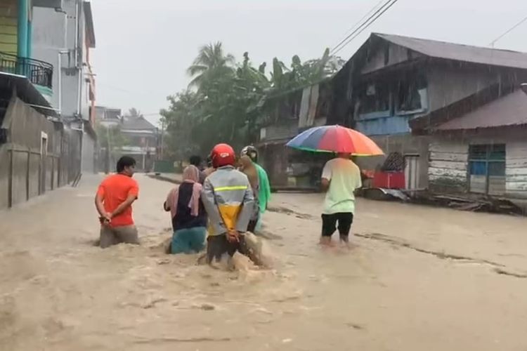 Banjir merendam permukiman warga di Kota Masohi, Minggu (17/7/2022). Akibat banjir itu ratusan rumah warga tergenang