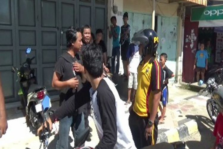 Diduga pelaku sindikat penggelapan motor lintas propinsi, Ichsan Pratama Alias Iccang (33 tahun), Seorang pria babak belur dikeroyok warga di Polewali mandar suilawesi barar, Jumat sore (21/7) kemarin.