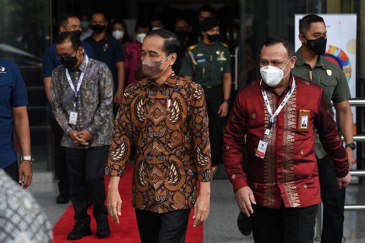 Presiden Joko Widodo (tengah) didampingi Mensesneg Pratikno (kiri) dan Ketua KPK Firli Bahuri berjalan meninggalkan Gedung Merah Putih KPK seusai menghadiri peringatan Hari Anti Korupsi Sedunia 2021, di Jakarta, Kamis (9/12/2021). Kegiatan tersebut mengusung tema Satu Padu Bangun Budaya Anti Korupsi. ANTARA FOTO/Sigid Kurniawan/hp.