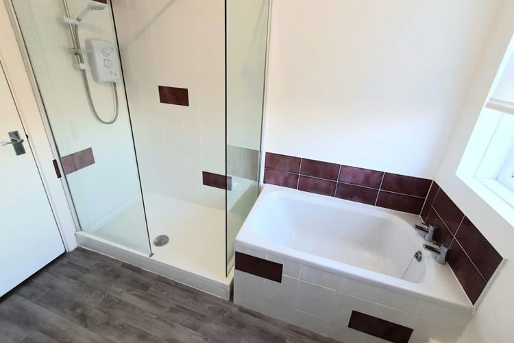 Apartemen di Vale Lodge, Liverpool, Inggris, seharga 525 poundsterling (Rp 10 juta) per bulan jadi bahan olok-olok karena bathtub-nya yang aneh.
