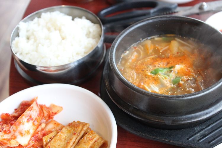 Ilustrasi kuliner Korea : stew kimchi (kimchi jjigae). 
