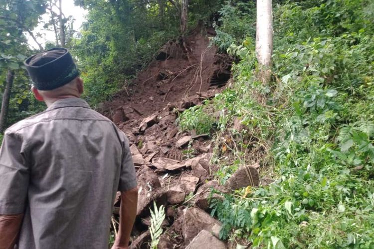 Lokasi tanah dan batu longsor di Kalurahan Gerbosari, Kapanewon Samigaluh, Kabupaten Kulon Progo, Daerah Istimewa Yogyakarta. Seorang warga bernama Astho meninggal dunia tertimbun batu dan tanah longsoran tebing di kawasan perbatasan pedukuhan (dusun) Pengos A.