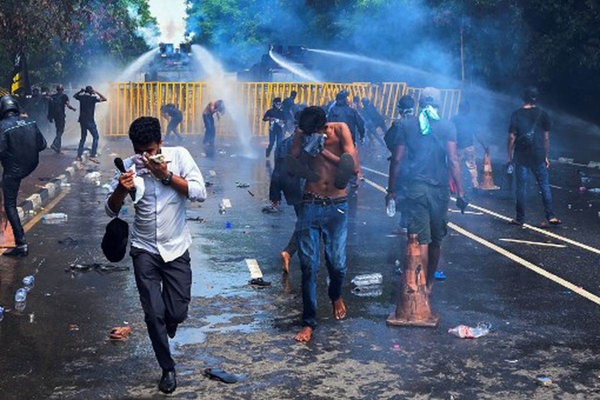 Polisi menggunakan water canon dan gas air mata untuk membubarkan mahasiswa yang memprotes menuntut pengunduran diri Presiden Sri Lanka Gotabaya Rajapaksa atas krisis ekonomi negara yang melumpuhkan, di dekat gedung parlemen di Kolombo pada 6 Mei 2022. 