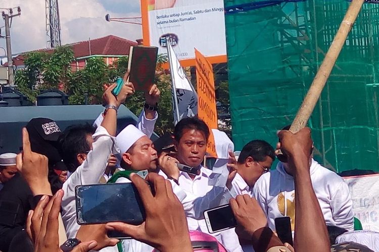 Komisioner Bawaslu Sulsel Asradi saat hendak disumpah oleh massa aksi yang mengatasnamakan dirinya Forum Rakyat Menggugat (FORGAT) di depan kantor Bawaslu Sulsel, Makassar, Sulawesi Selatan, Senin (13/5/2019).