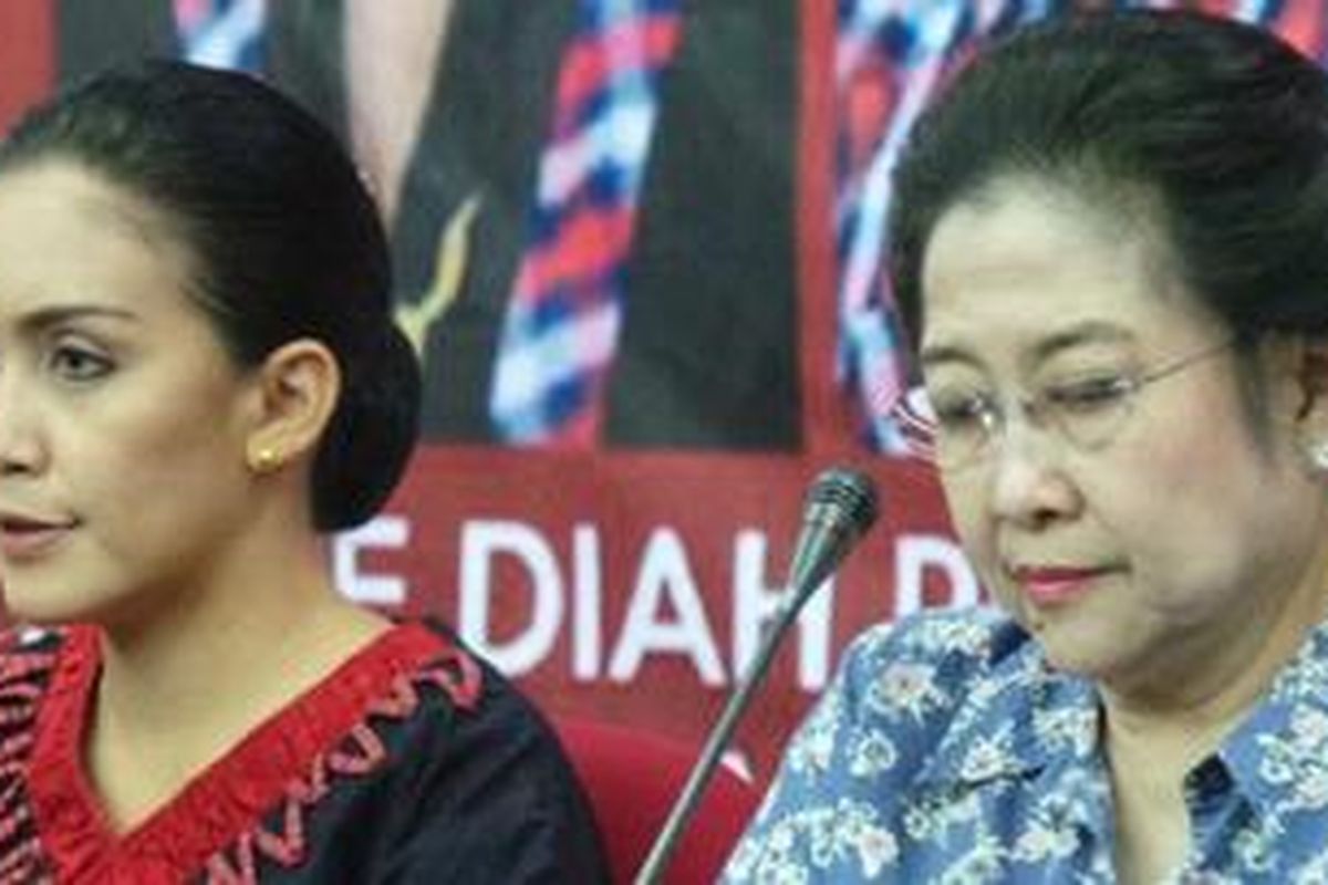Calon Gubernur Jawa Barat Rieke Diah Pitaloka bersama Ketua Umum PDI Perjuangan Megawati Soekarno Putri saat menggelar jumpa pers terkait situasi jelang Pemilihan Gubernur Jawa Barat, Sabtu (23/2/2013).