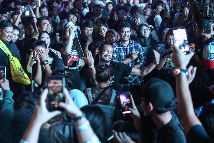 Sobat ambyar berjoget saat penyanyi Didi Kempot tampil di hari pertama Synchronize Festival 2019 di JI Expo Kemayoran, Jakarta, Jumat (4/10/2019).