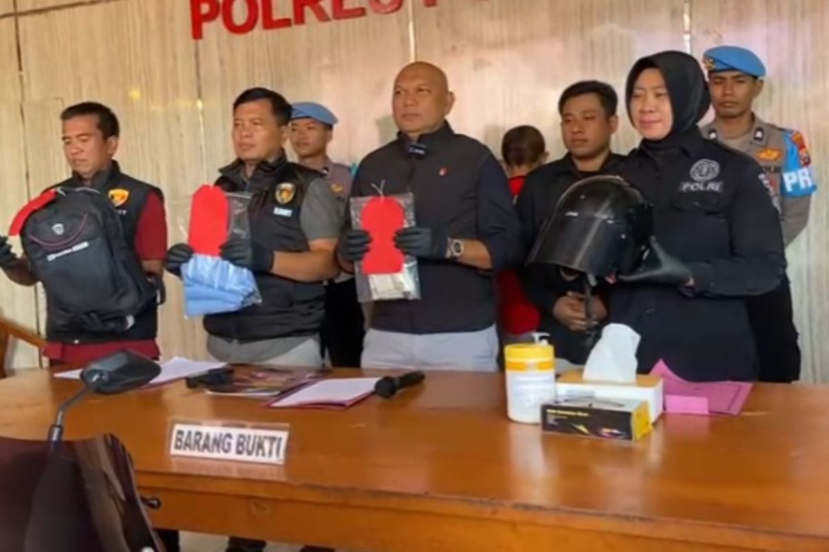 Polres Ponorogo mengamankan pasangan kekasih berinisial Agus Prianto (44)warga Kabupaten Kediri dan Sherly Oktavia (21) Warga Kabupaten Magetan karena membawa kabur sepeda motor N Max milik Rila Sofiyana Hikmah warga Desa Watubonang, Kecamatan Badegan, Kabupaten Ponorogo. Modus pelaku menjadi dukun.
