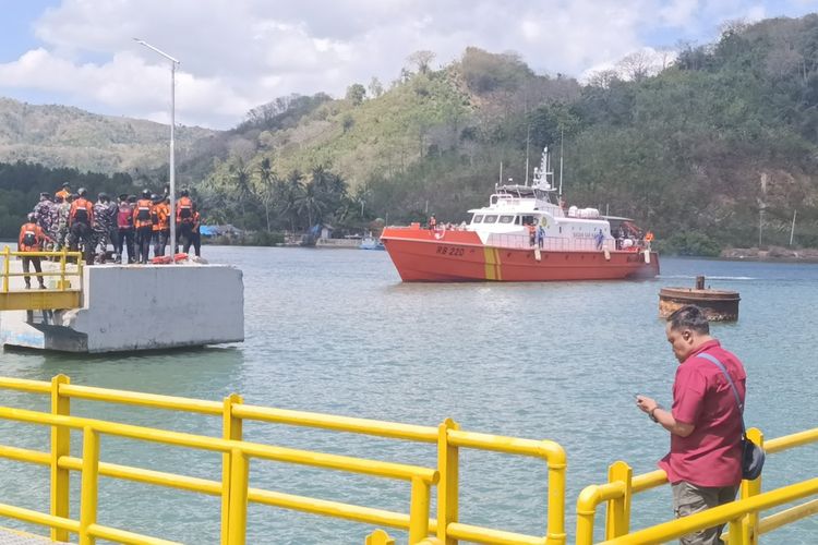 Tim SAR Perluas Area Pencarian Korban KMP Putri Yasmin di Selat Lombok