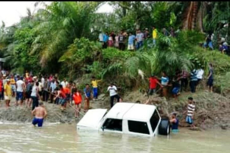Mobil Daihatsu Taft itu berpenumpang tujuh orang tercebur ke Sungai Wampu, Kabupaten Langkat, Sumatera Utara, Jumat (18/1/2019)