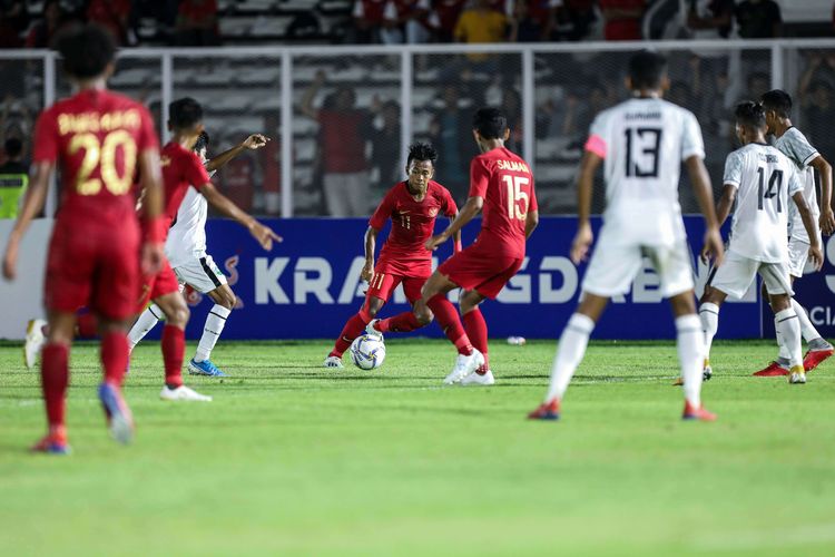 Pemain timnas Indonesia U-19, Supriadi beraksi saat melawan timnas Timor Leste U-19 pada laga babak kualifikasi grup K Piala Asia U-19 2020 di Stadion Madya Gelora Bung Karno, Senayan, Jakarta, Rabu (6/11/2019). Pertandingan timnas U-19 Indonesia vs Timor Leste berakhir dengan skor 3-1.