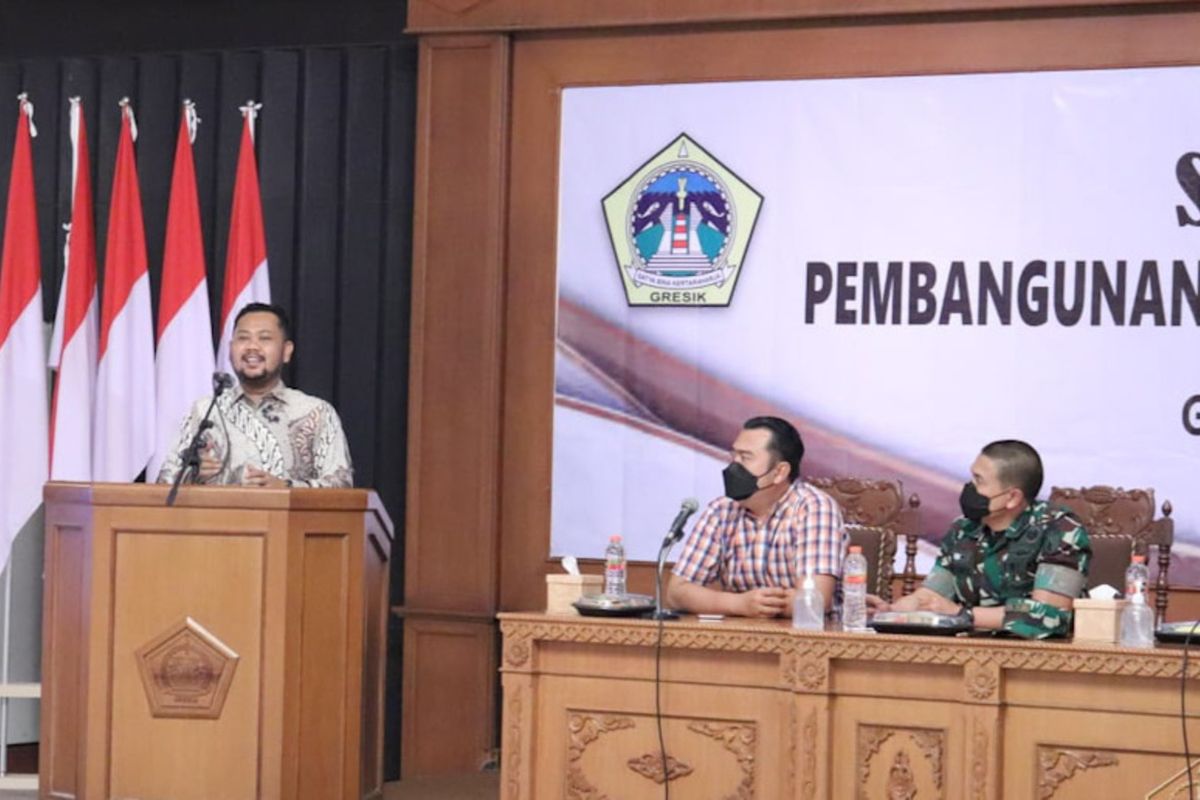 Bupati Gresik Fandi Akhmad Yani (kiri), ketika memberikan paparan dalam agenda sosialisasi pembangunan smelter PT Freeport Indonesia di kompleks kantor Bupati Gresik, Rabu (22/12/2021).