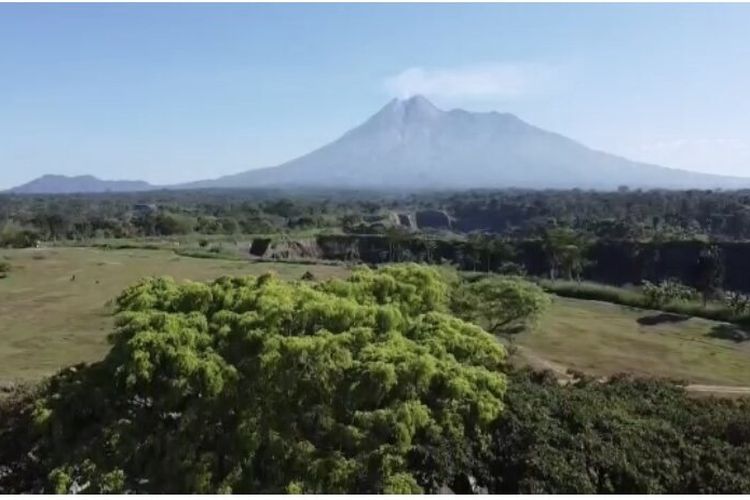 Pemandangan Gunung Merapi dari Objek Wisata Bendungan Kendalsari