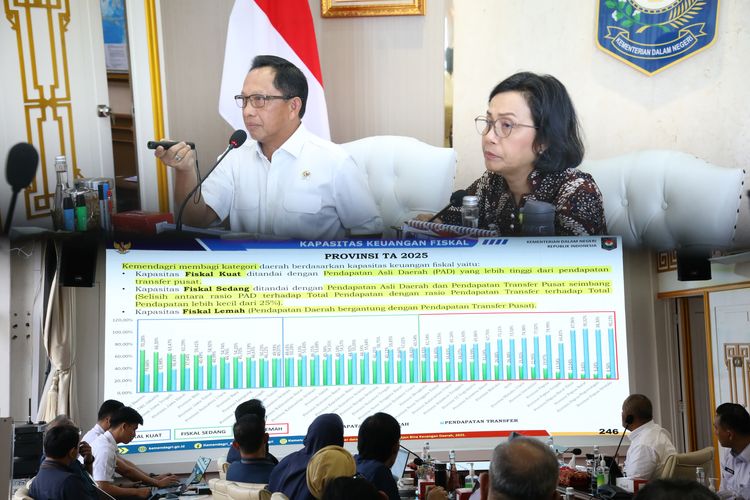 Menteri Dalam Negeri (Mendagri) Muhammad Tito Karnavian bersama Menteri Keuangan (Menkeu) Sri Mulyani Indrawati membahas optimalisasi pelaksanaan program strategis nasional sekaligus pemantauan progres realisasi pendapatan dan belanja daerah di Kantor Kementerian Dalam Negeri (Kemendagri), Jakarta, Rabu (30/7/2025).