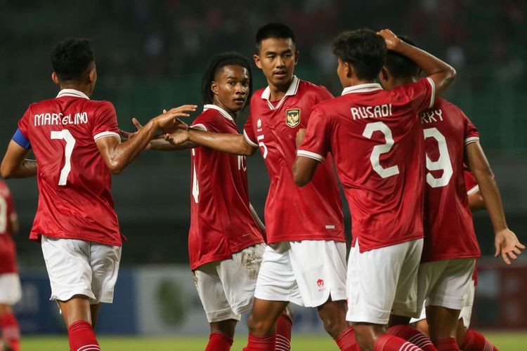 Pemain timnas U19 Indonesia melakukan selebrasi usai membobol gawang Brunei pada laga lanjutan Grup A Piala AFF U19 2022 yang digelar di Stadion Patriot Candrabhaga, Bekasi, Senin (4/7/2022). Terkini, Timnas U19 atau timnas U20 Indonesia dijadwalkan menghadapi Timor Leste pada matchday pertama Grup F Kualifikasi Piala Asia U20 2023, Rabu (14/9/2022). Jadwal siaran langsung timnas U20 Indonesia vs Timor Leste tersedia di artkel ini.