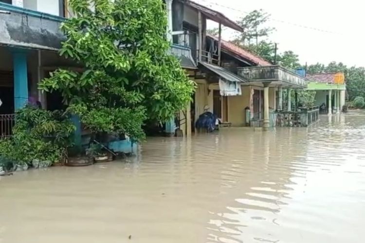 Salah satu lokasi permukiman yang terendam banjir di wilayah Kecamatan Tegalbuleud, Sukabumi, Jawa Barat, Senin (25/10/2021).