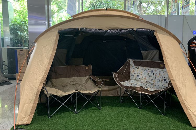Tenda kemah Snail Dome dari Dhaulagiri berkapasitas maksimal lima orang menggunakan tiga lapis bahan, termasuk proteksi cahaya dengan tipe bahan 210T poliester.
