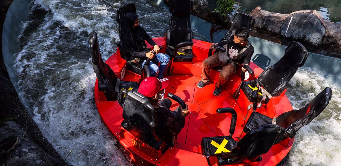 Pengunjung mencoba wahana permainan saat berwisata di Dufan di Ancol Taman Impian, Jakarta Utara, Sabtu (20/6/2020). Pemerintah Provinsi DKI Jakarta membuka empat objek wisata di wilayah Ibu Kota pada fase pertama Pembatasan Sosial Berskala Besar (PSBB) transisi mulai Sabtu ini.