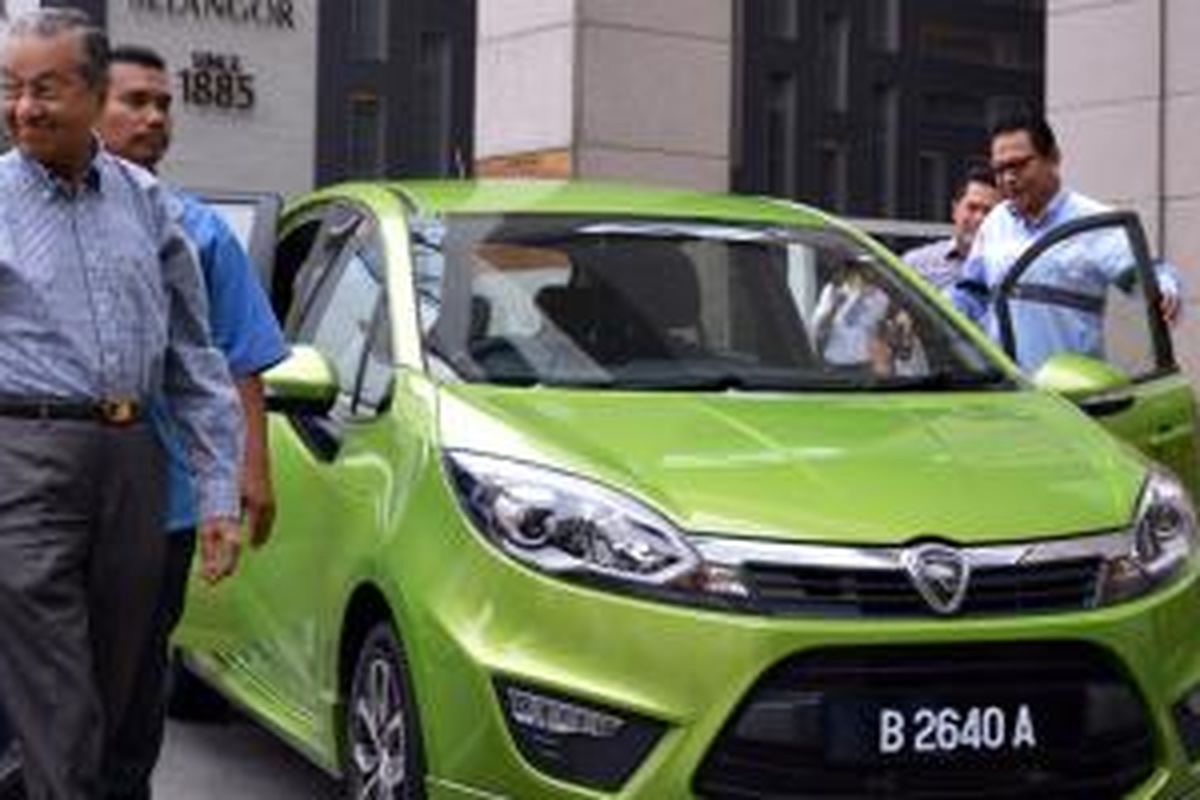 Mantan perdana menteri Mhathir Mohamad terlihat mengemudikan model terbaru Proton.