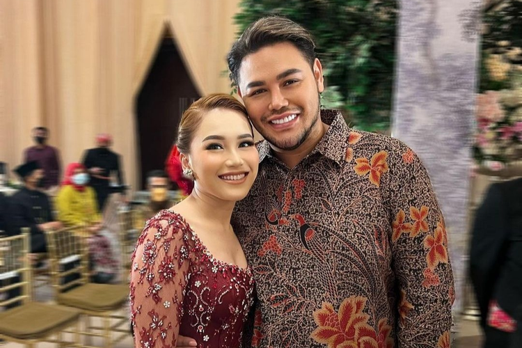 Desainer Ivan Gunawan mendampingi penyanyi dangdut Ayu Ting Ting dalam acara pernikahan adik Ayu, Syifa, di Depok, Minggu (20/2/2022).