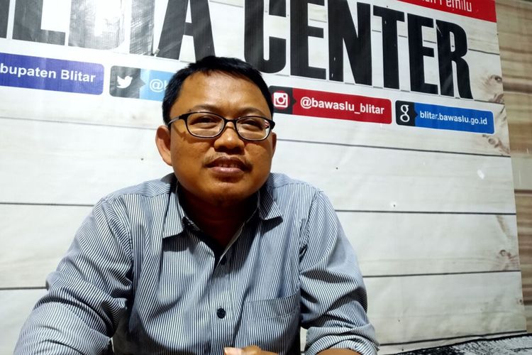 Anggota Bawaslu Kabupaten Blitar Masrukin saat ditemui di kantornya, Selasa (12/11/2024) malam