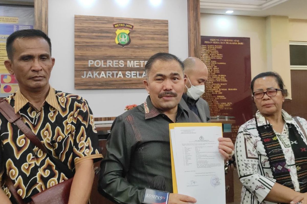 Samuel Hutabarat (kiri), Kamaruddin Simanjuntak (tengah), dan Rosti Simanjuntak (kanan) saat menunjukkan bukti Laporan Polisi perihal dugaan pencurian uang yang dilakukan Ferdy Sambi cs di Polres Metro Jakarta Selatan, Rabu (15/2/2023) 