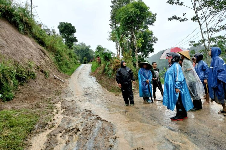 Tanah longsor terjadi di beberapa titik lokasi di wilayah Kabupaten Blitar bagian utara setelah diguyur hujan sedang hingga lebat selama 5 jam sejak dini hari Kamis (13/4/2023)