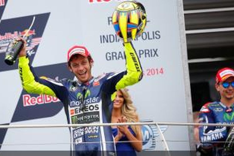 Pebalap Movistar Yamaha, Valentino Rossi, merayakan keberhasilannya finis ketiga pada GP Indianapolis di atas podium Sirkuit Indianapolis Motor Speedway, Minggu (10/8/2014).