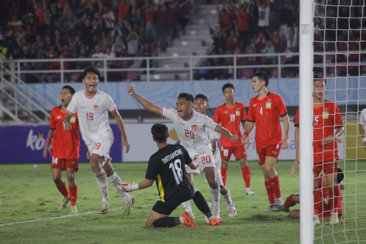 Aksi pada laga Timnas U16 Indonesia vs Laos pada laga Piala AFF U16 2024 di Stadion Manahan, Surakarta, pada Kamis (27/6/2024).
