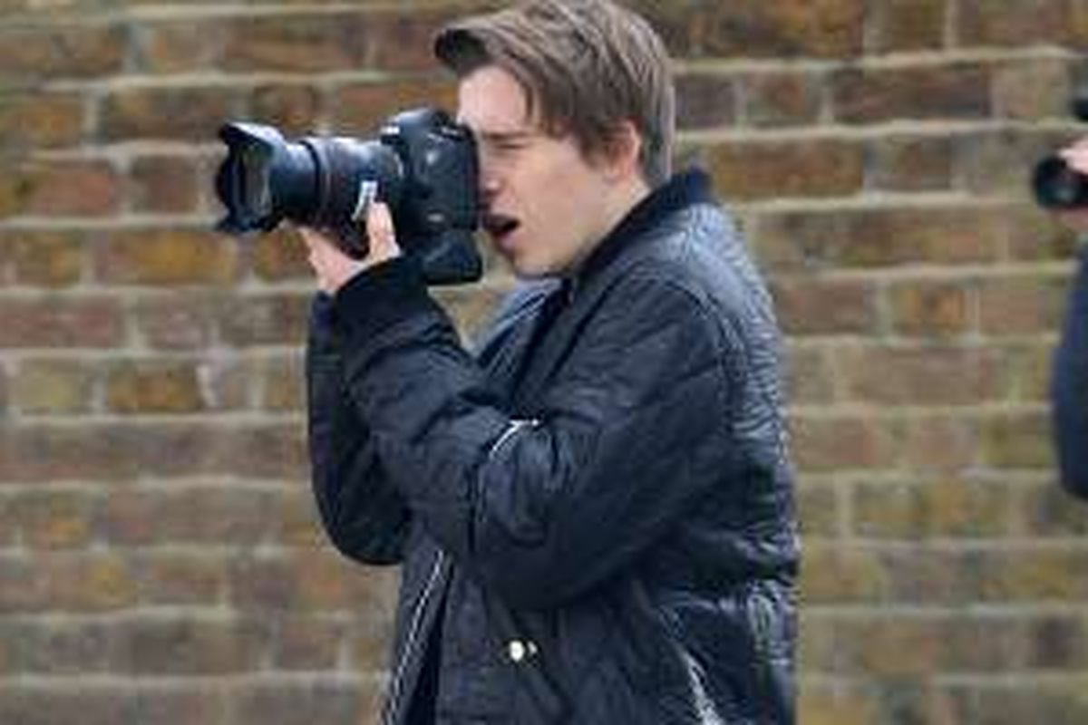 Brooklyn Beckham ketika sedang memotret untuk rumah mode Burberry. 