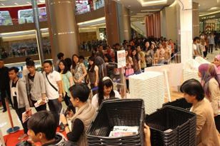 Suasana pada saat pembukaan gerai Uniqlo di Summarecon Mall Bekasi yang dipadati pengunjung, Jumat (10/10/2014).