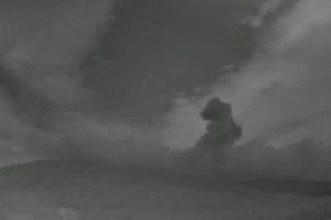 Gunung Lewotobi Meletus Lagi Malam Ini, Warga Diimbau Pakai Masker