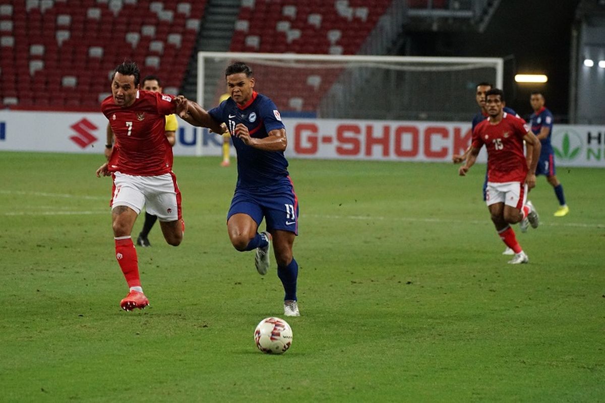 Indonesia vs Singapura: Aksi penyerang timnas Indonesia Ezra Walian dalam laga melawan Singapura pada semifinal AFF 2020 di Stadion Nasional Singapura, Sabtu (25/12/2021).