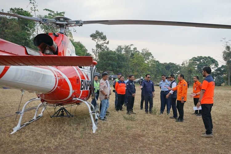 Helikopter BNPB disiapkan untuk pemadaman api dengan water bombing di lereng Gunung Arjuno, Kamis (31/8/2023)