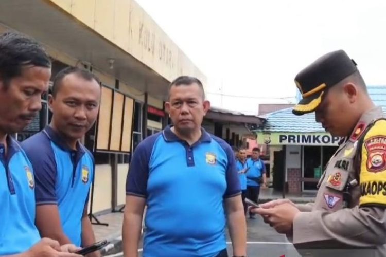 Wakil Kepala Polres Bengkulu Utara Kompol Kadek Suwantoro saat melakukan pemeriksaan ponsel milik anggota kepolisian. 