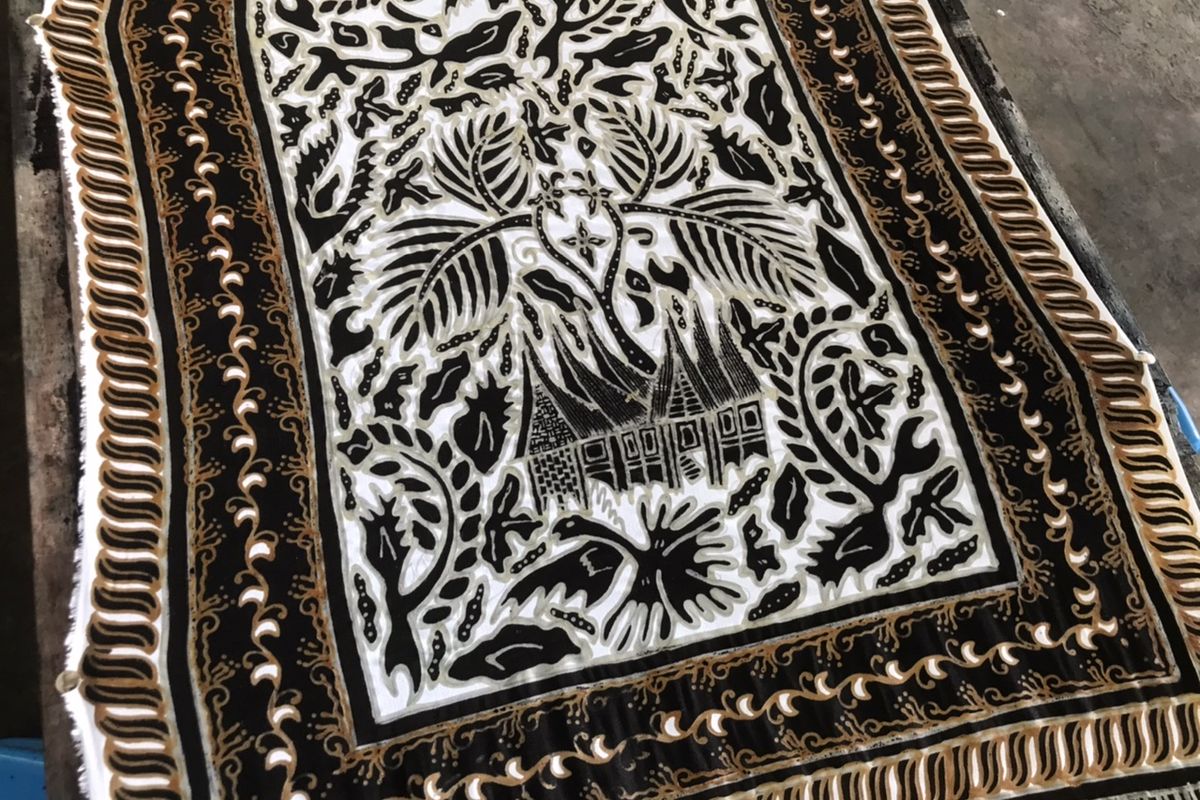 Salah satu motif batik yakni rumah gadang yang diproduksi oleh Salingka Tabek di Sawah Parik, Desa Bawah Duku, Kecamatan Kotobaru, Solok, Sumatera Barat pada Rabu (18/5/2022). Ada beragam motif batik di Salingka Tabek seperti beras, burung, dan lainnya.