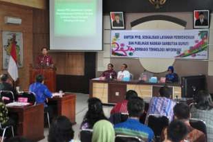 Bupati Semarang, Mundjirin menyampaikan paparan tentang kehumasan kepada peserta Bimbingan Teknis Pejabat Pengelola Informasi dan Dokumentasi (PPID) di Gedung Dharma Satya Pemkab Semarang, Selasa (31/5/2016).