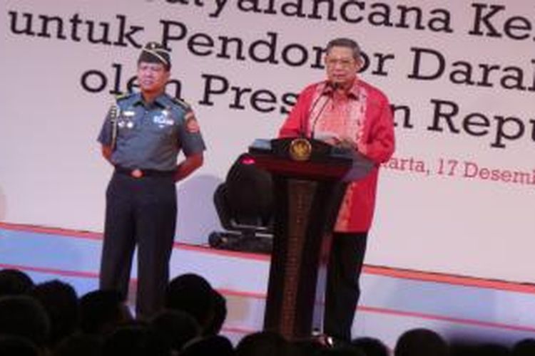 Presiden Susilo Bambang Yudhoyono memberikan sambutan pada acara pemberian penghargaan Satyalancana Kebaktian Sosial kepada 950 pendonor darah di Jakarta, Selasa (17/12/2013).
