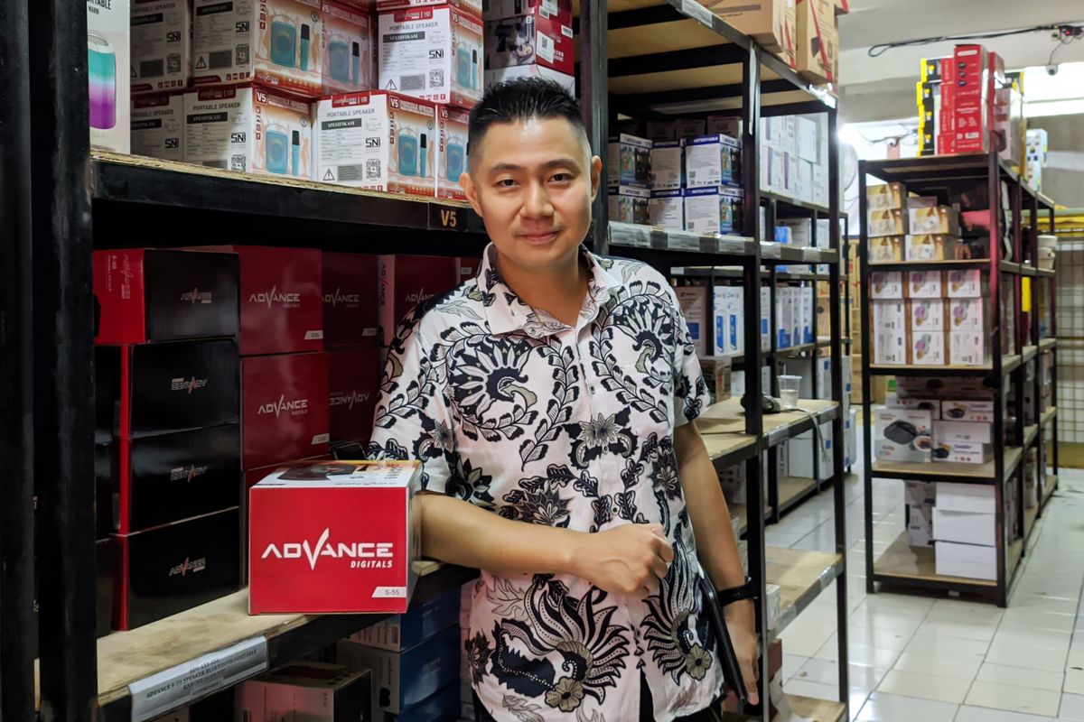 Direktur PT Mulia Unggul Elektrindo Steven memilih untuk menjual barang elektronik karena seiring waktu, inovasi yang dihadirkan prodsen barang elektronik kian canggih dan terus dibutuhkan masyarakat. 