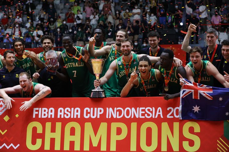 Pemain timnas basket Australia berselebrasi usai memenangi pertandingan melawan timnas basket Lebanon pada laga final FIBA Asia Cup 2022 di Istora Senayan, Jakarta, Minggu (24/7/2022). Australia mempertahankan gelar juara setelah menang dengan skor 75-73.