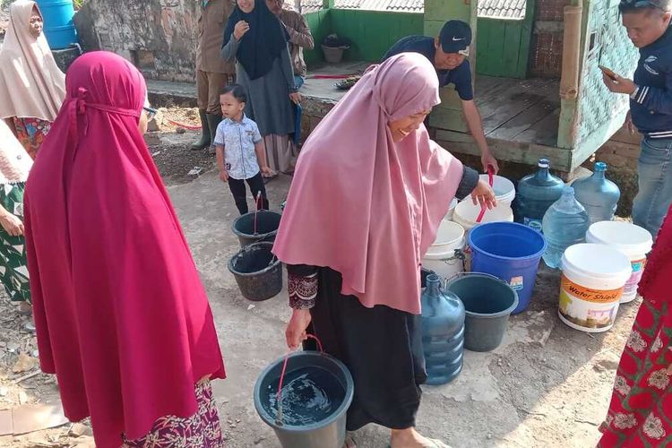 Sejumlah warga di Cibeber, Kabupaten Cianjur, Jawa Barat mengantri untuk mendapatkan air bersih, Rabu (23/8/2023). Ratusan warga setempat mengalami krisis air bersih akibat kemarau panjang.