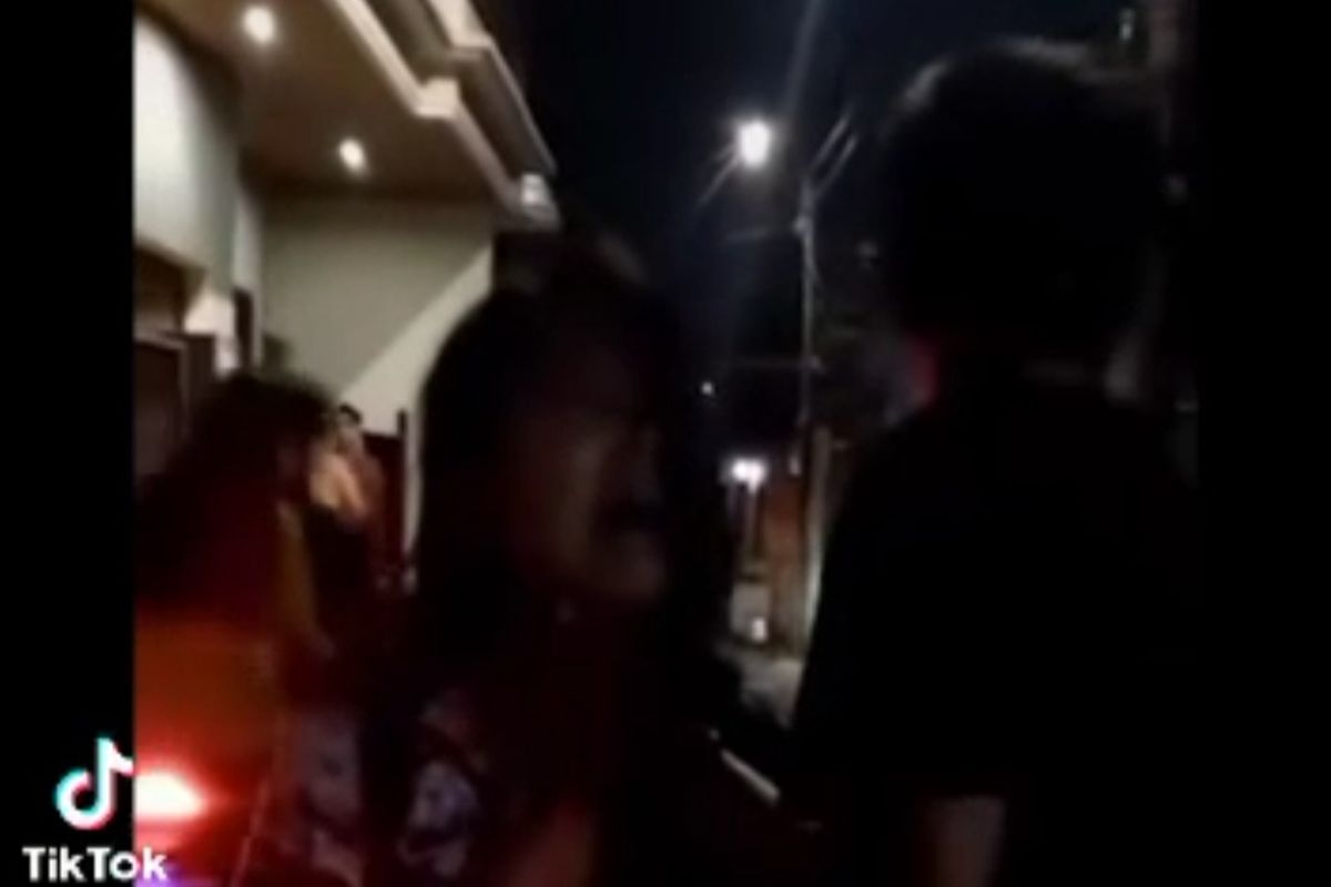 Sebuah video memperlihatkan seorang anak perempuan menangis. Dinarasikan, anak itu digorok ibunya gara-gara membangunkan sahur di Cipayung, Jakarta Timur. Namun, polisi membantah kabar itu.