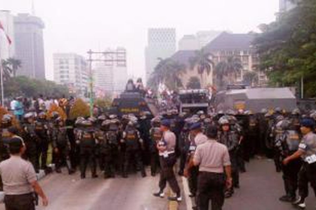 Barikade personel kepolisian mencoba menahan massa Prabowo merangsek ke ring tiga di dekat Gedung Mahkamah Konstitusi, Jakarta, Kamis (21/8/2014).